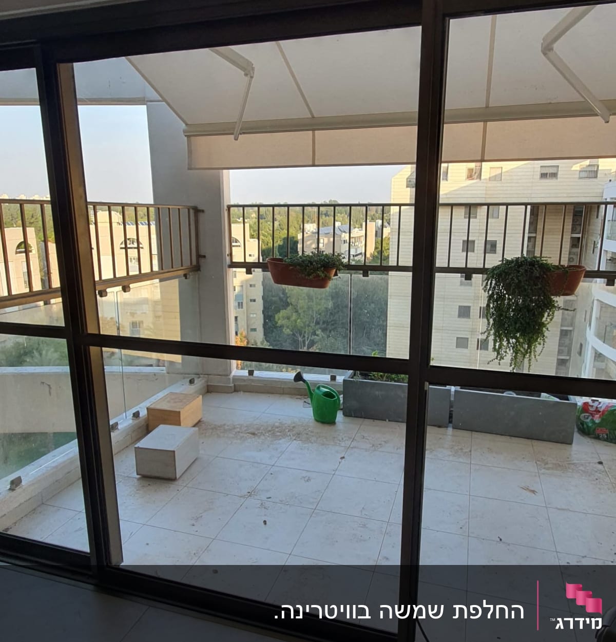 דלת זכוכית גדולה עם נוף למרפסת